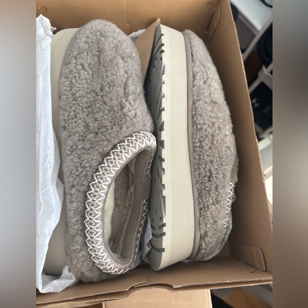 UGG Women's Slippers (Never Been Worn)